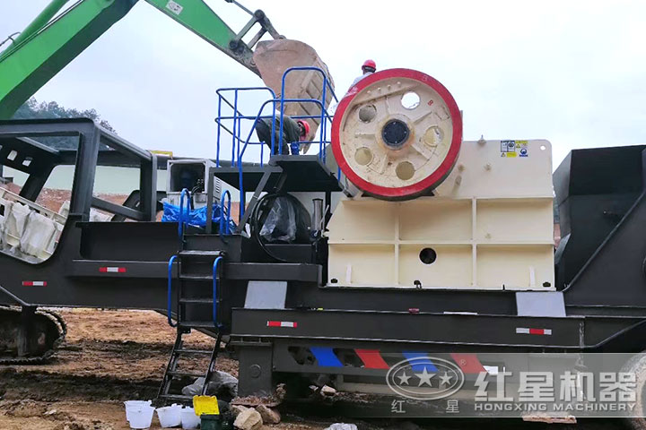 移動顎式細碎破碎機作業現場 移動顎式細碎破碎機作業現場